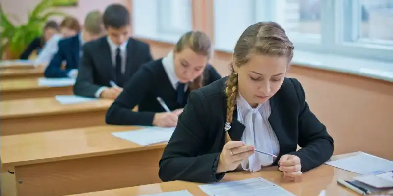 Các trường đại học Nga tuyển sinh như thế nào? 1 Học snh Nga thi tốt nghiệp