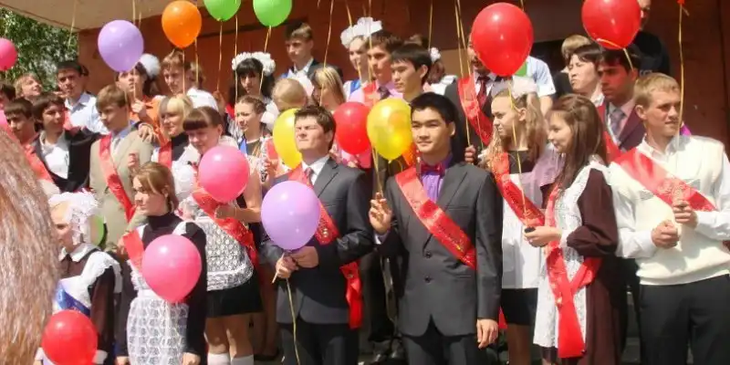 Các trường đại học Nga tuyển sinh như thế nào? 2 Học snh Nga thi tốt nghiệp