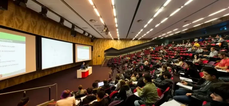 Du học Thạc sỹ có gì khác học tại Việt Nam 17 University Lecture min