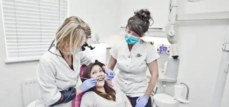 Bác sĩ Nha khoa có rất nhiều cơ hội việc làm như nha sĩ lâm sàng, nha khoa phục hình, nha khoa trẻ em, nha sĩ cảnh quan, và nha khoa nghiên cứu.