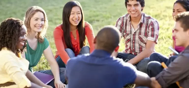 Mẹo bắt chuyện và kết bạn khi du học không chỉ giúp bạn hòa nhập nhanh chóng mà còn mở ra cơ hội học hỏi và trải nghiệm văn hóa.