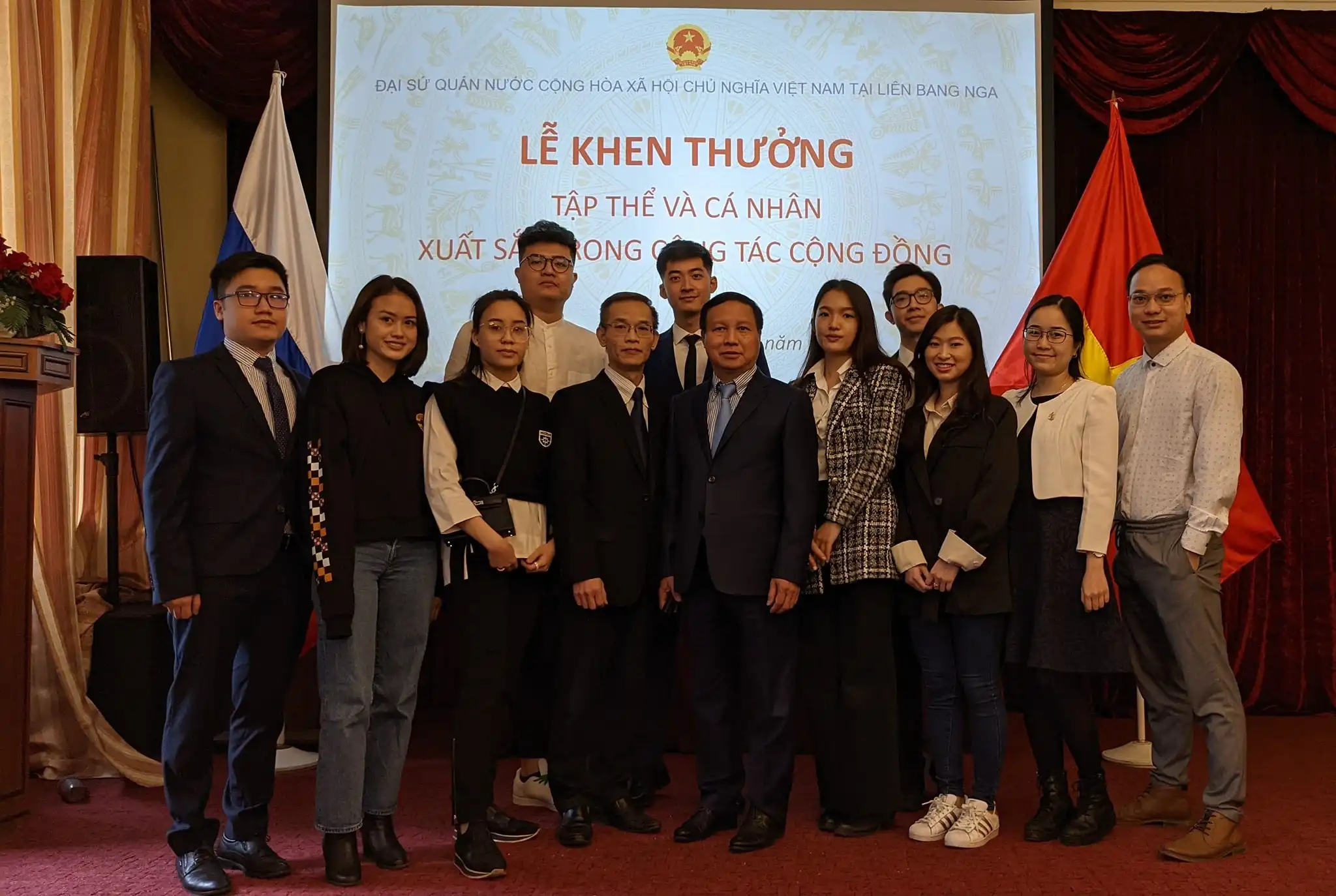 Đại sứ quán Việt Nam tại Nga chúc mừng lưu học sinh tốt nghiệp 1 dai su quan