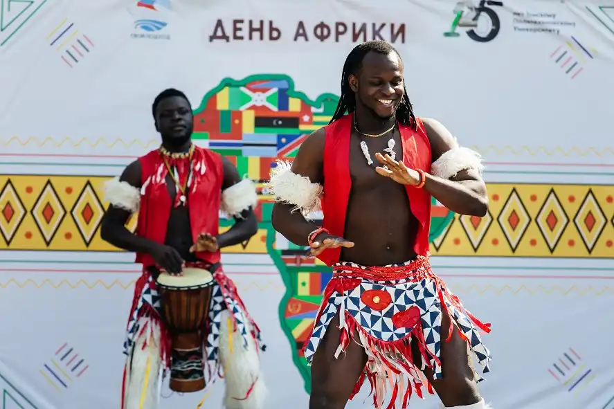 Ngày Quốc tế Đa dạng văn hóa tại các trường Đại học Nga 3 Vào ngày 25 tháng 5, tại Đại học Nghiên cứu tổng hợp Bách khoa quốc gia Tomsk cũng đã tổ chức Ngày Châu Phi với sự tham gia của sinh viên 21 quốc gia Châu Phi