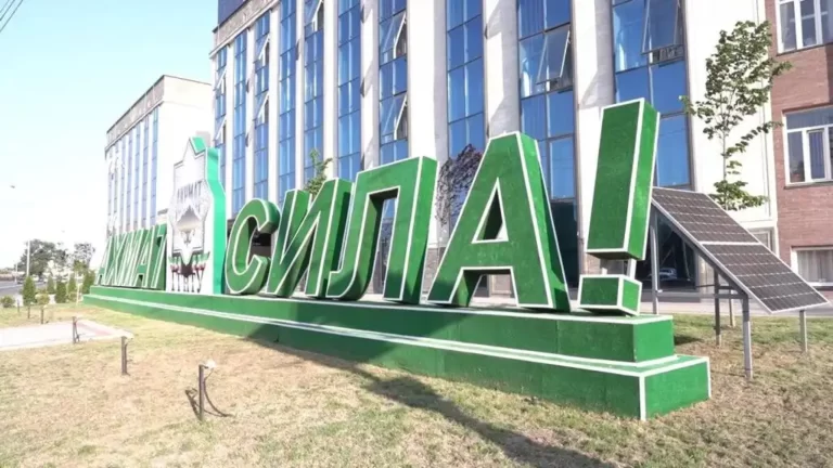 toa nha moi dai hoc dau khi gronzy