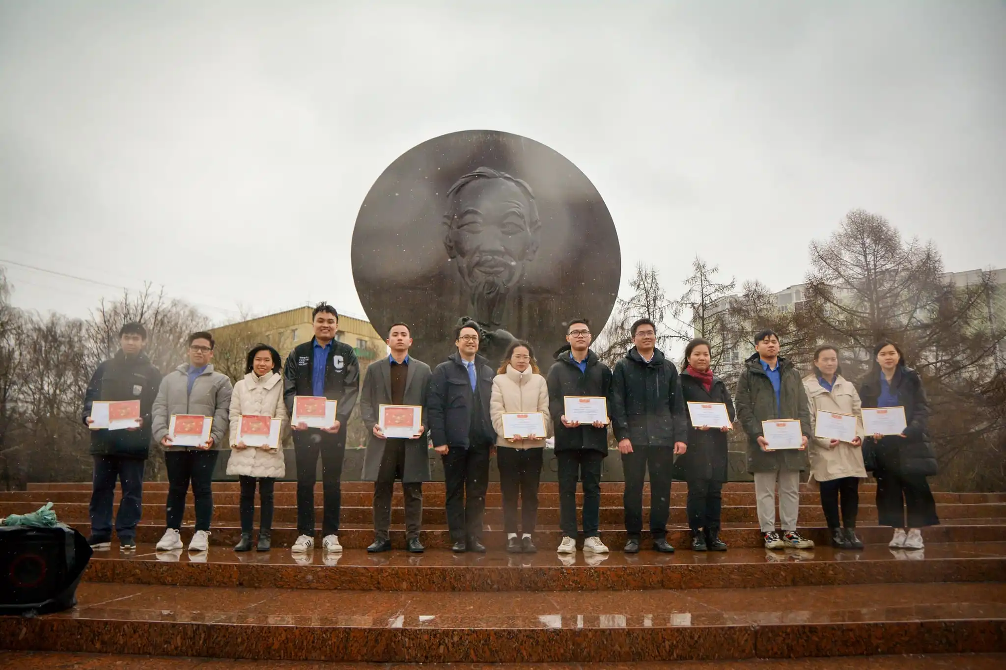 Nhân dịp này, Ban cán sự Đoàn tại Liên bang Nga cũng trao giấy khen tặng các tổ chức cơ sở Đoàn có thành tích xuất sắc trong năm 2021.