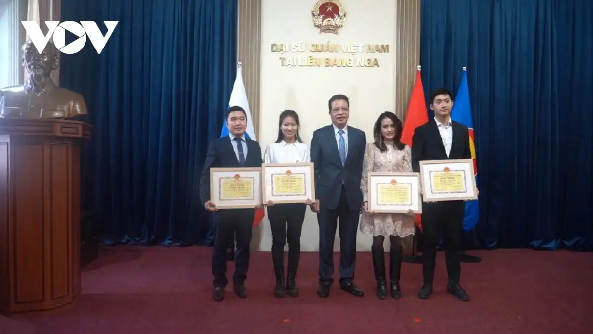 Đại sứ Đặng Minh Khôi trao bằng khen của Uỷ ban người Việt Nam ở nước ngoài cho Nhóm Y tế và các cá nhân lưu học sinh tiêu biểu nhất