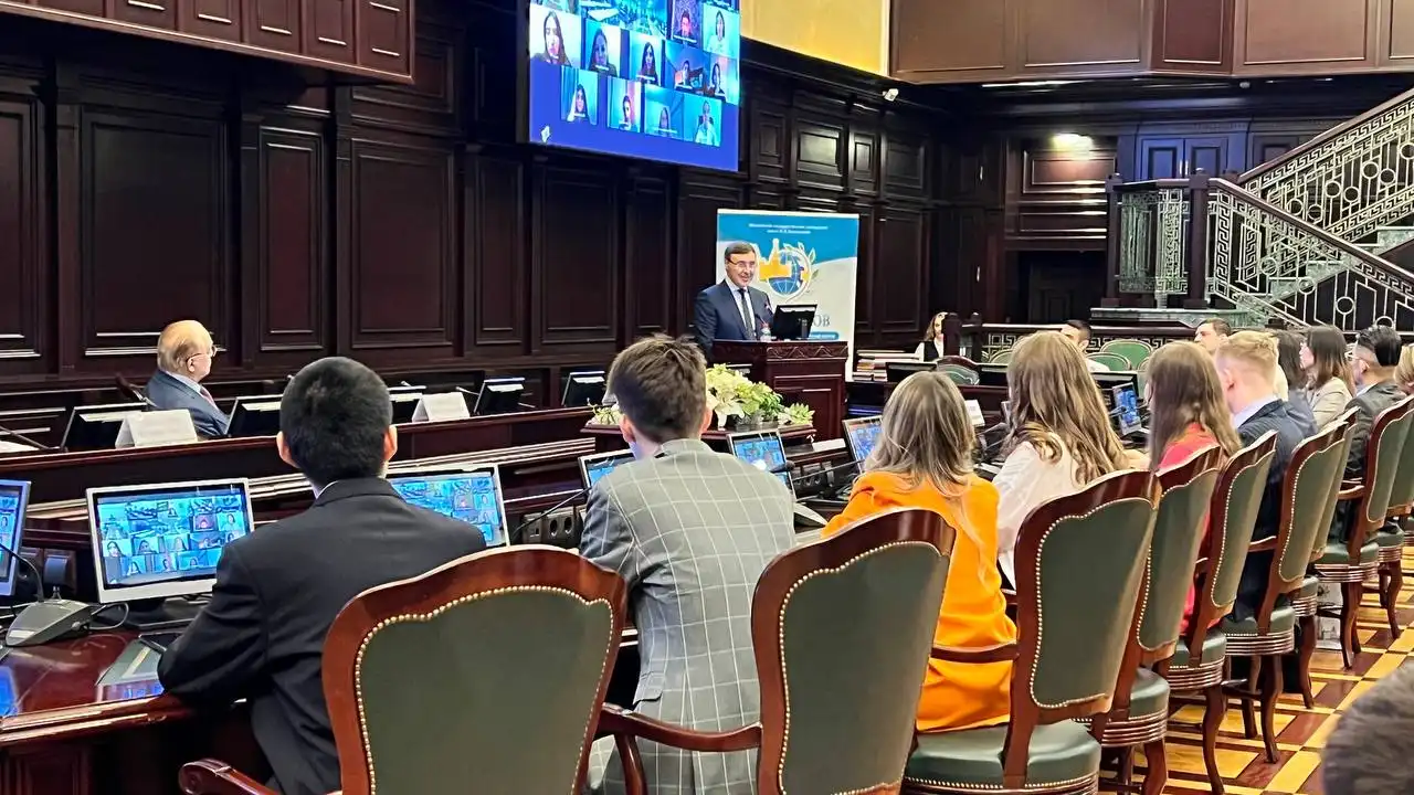 Bộ trưởng Falkov gặp mặt sinh viên Diễn đàn Lomonosov 2022 1 bo truong valery falkov gap mat sinh vien dien dan lomonosov 2022