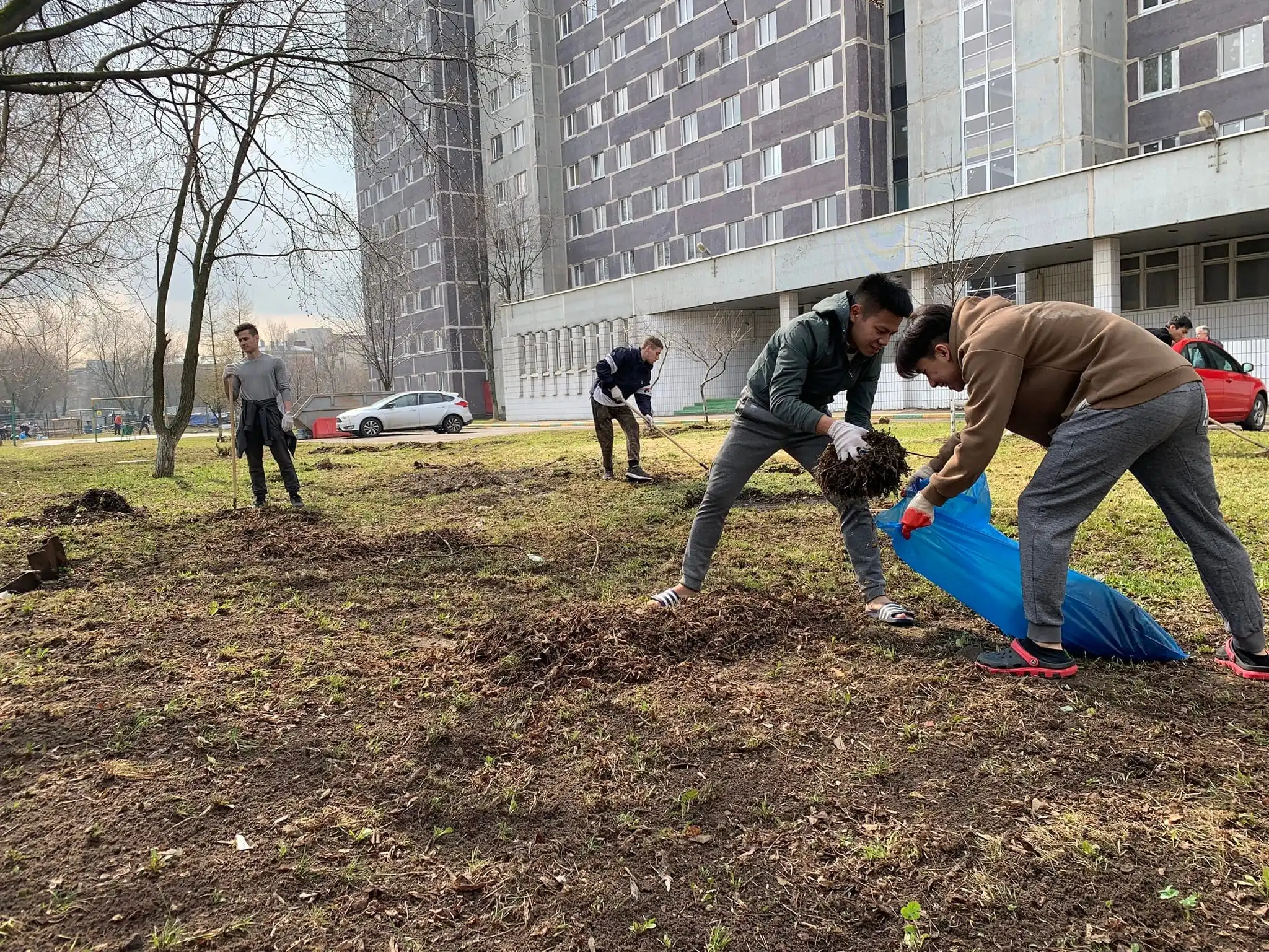 Du học sinh trường Giao thông MADI tổ chức ngày Thứ 7 Subbotnik 1 du hoc sinh truong giao thong madi to chuc ngay lao dong thu 7 subbotnik 01