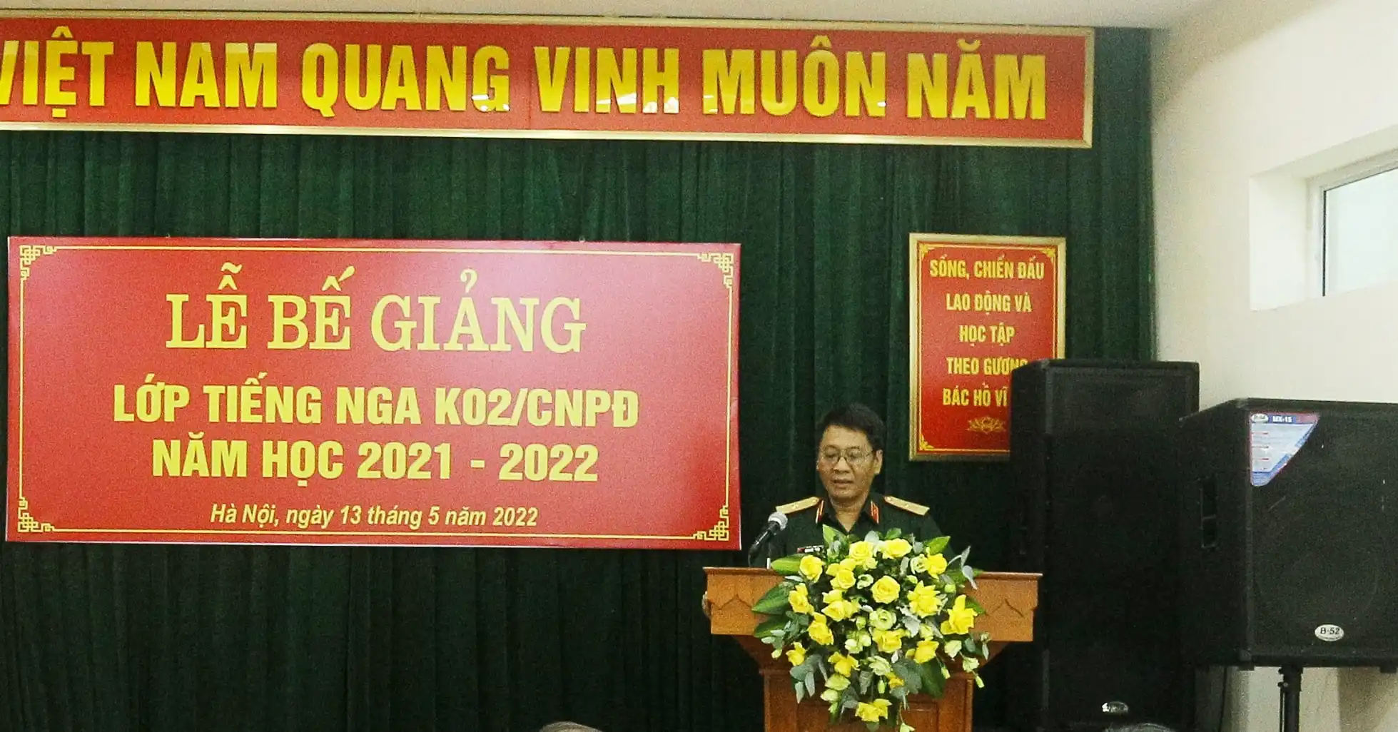 Bế giảng Lớp bồi dưỡng tiếng Nga K02 - Cử nhân phân đội tại Hà Nội 1 Thiếu tướng Đặng Hồng Triển chủ trì buổi lễ