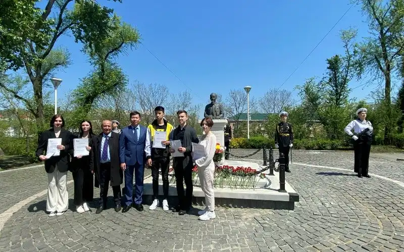 Trao quà tặng các sinh viên Nga đạt giải trong cuộc thi Olympic tiếng Việt.