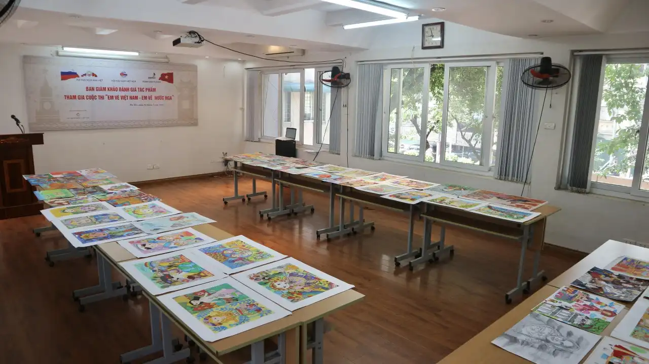 Đánh giá tác phẩm cuộc thi "Em vẽ Việt Nam – Em vẽ nước Nga" 1 Toàn cảnh phòng chấm tác phẩm của ban giám khảo