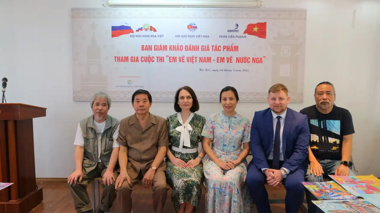 Đánh giá tác phẩm cuộc thi "Em vẽ Việt Nam – Em vẽ nước Nga" 3 Các thành viên ban giám khảo chụp ảnh lưu niệm.