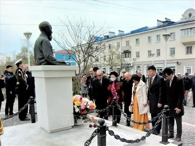 Lễ kỷ niệm Ngày thống nhất đất nước tại vườn hoa mang tên Hồ Chí Minh ở thành phố cảng Vladivostosk, LB Nga.