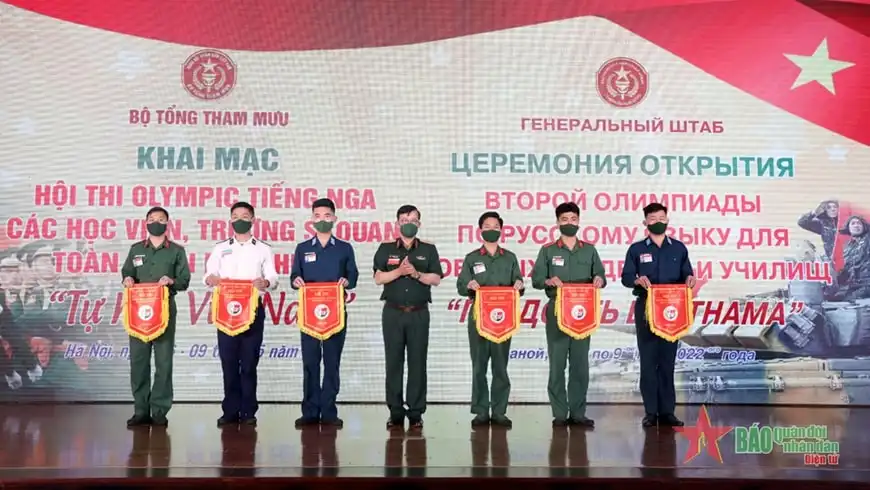 Olympic tiếng Nga khối các trường quân đội chính thức khởi tranh 2 Ban tổ chức trao cờ lưu niệm tặng các đội tham gia hội thi.