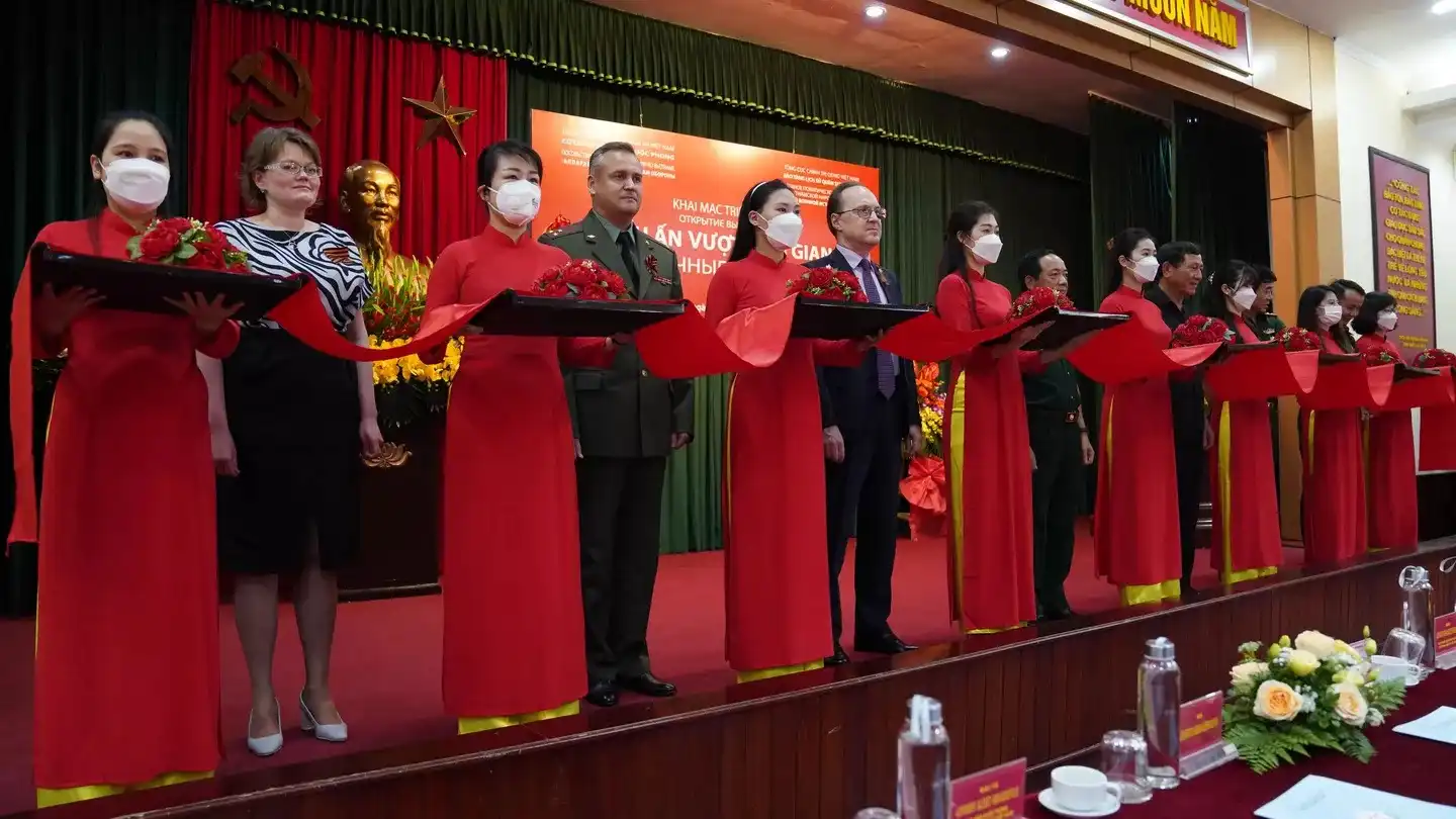 Triển lãm “Dấu ấn vượt thời gian”: Thắt chặt mối quan hệ Nga – Việt 2 trien lam anh dau an vuot thoi gian that chat moi quan he nga viet 02