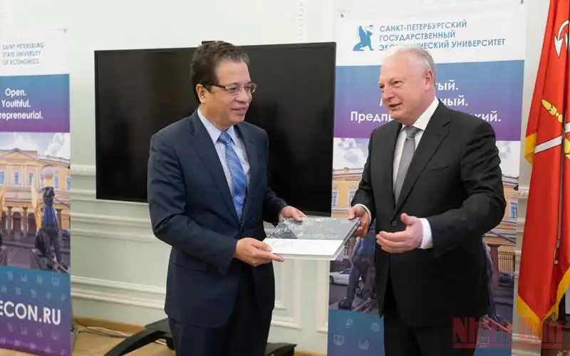 Đại sứ Đặng Minh Khôi và Hiệu trưởng Igor Maksimtsev