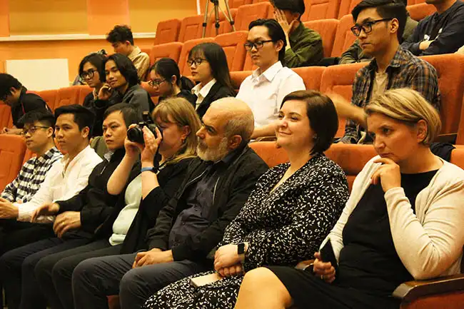 Tổng kết Olympic tiếng Nga MADI 2022 dành cho sinh viên dự bị 3 Khán giả, khách mời và ban giám khảo chăm chú theo dõi chương trình.