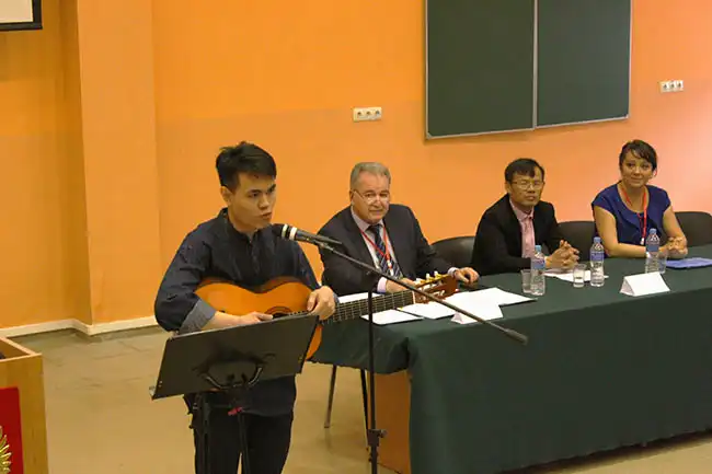 Tổng kết Olympic tiếng Nga MADI 2022 dành cho sinh viên dự bị 4 Sinh viên Việt Anh thể hiện ca khúc “Tôi yêu em” được phổ nhạc từ bài thơ cùng tên của đại thi hào Nga A.S.Pushkin.