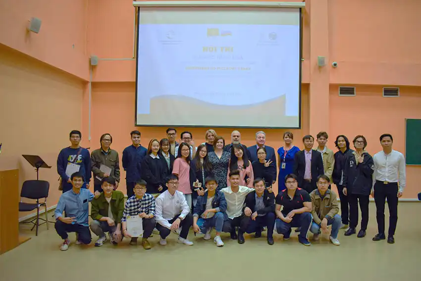 Tổng kết Olympic tiếng Nga MADI 2022 dành cho sinh viên dự bị 6 Ban tổ chức và các thí sinh chụp ảnh kỷ niệm.