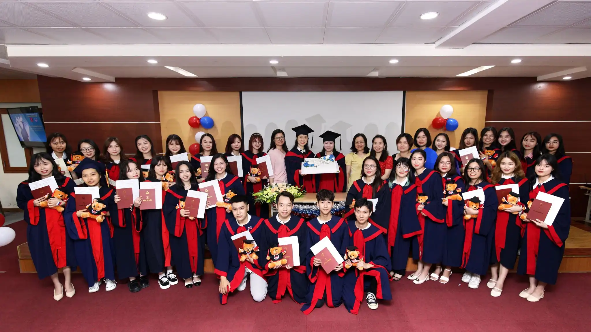 Lễ tốt nghiệp đại học Khoa tiếng Nga HANU 1 le tot nghiep dai hoc khoa tieng nga hanu