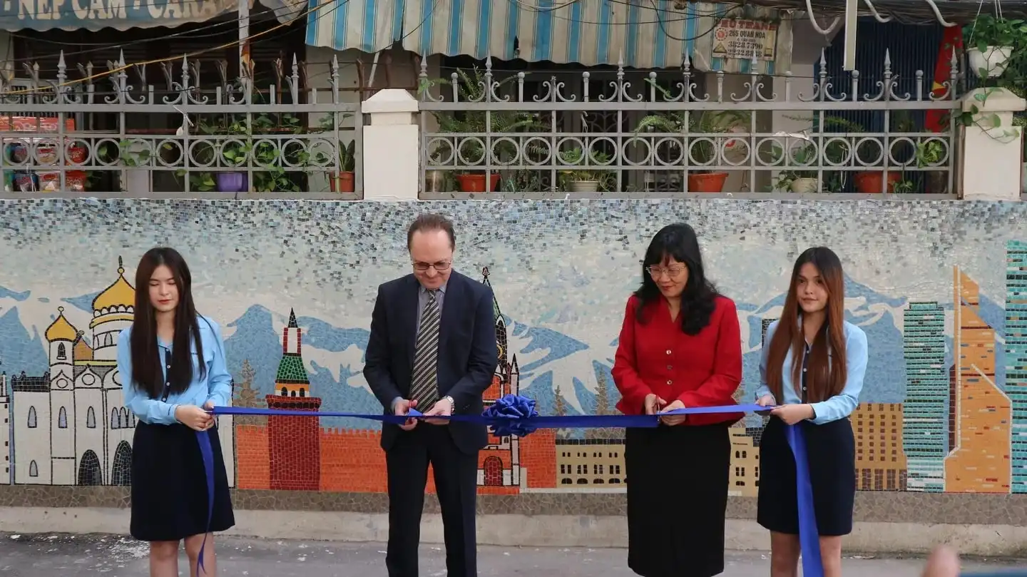 Bức tường gốm - biểu tượng mới Tình hữu nghị Nga - Việt 1 buc tuong gom bieu tuong moi tinh huu nghi nga viet 01