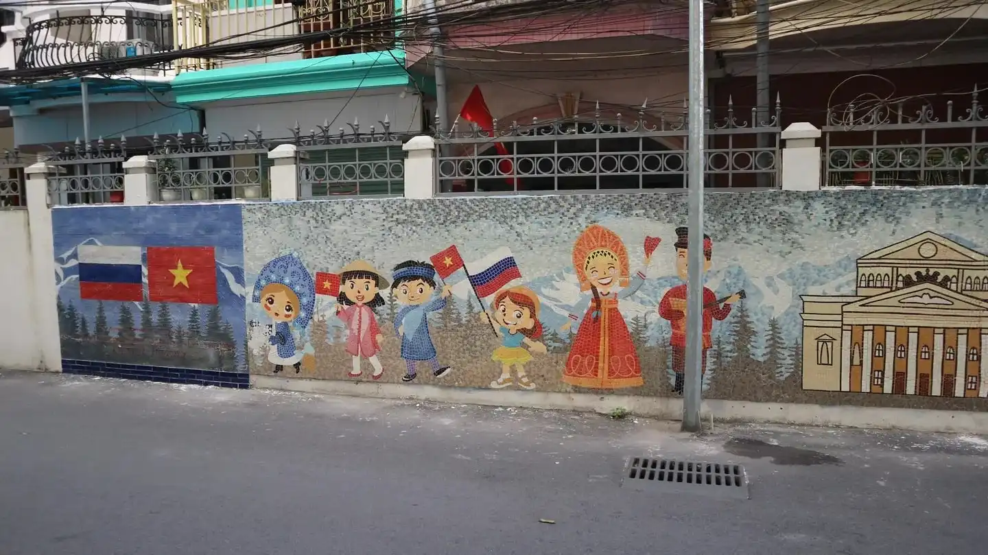 Bức tường gốm - biểu tượng mới Tình hữu nghị Nga - Việt 3 buc tuong gom bieu tuong moi tinh huu nghi nga viet 03