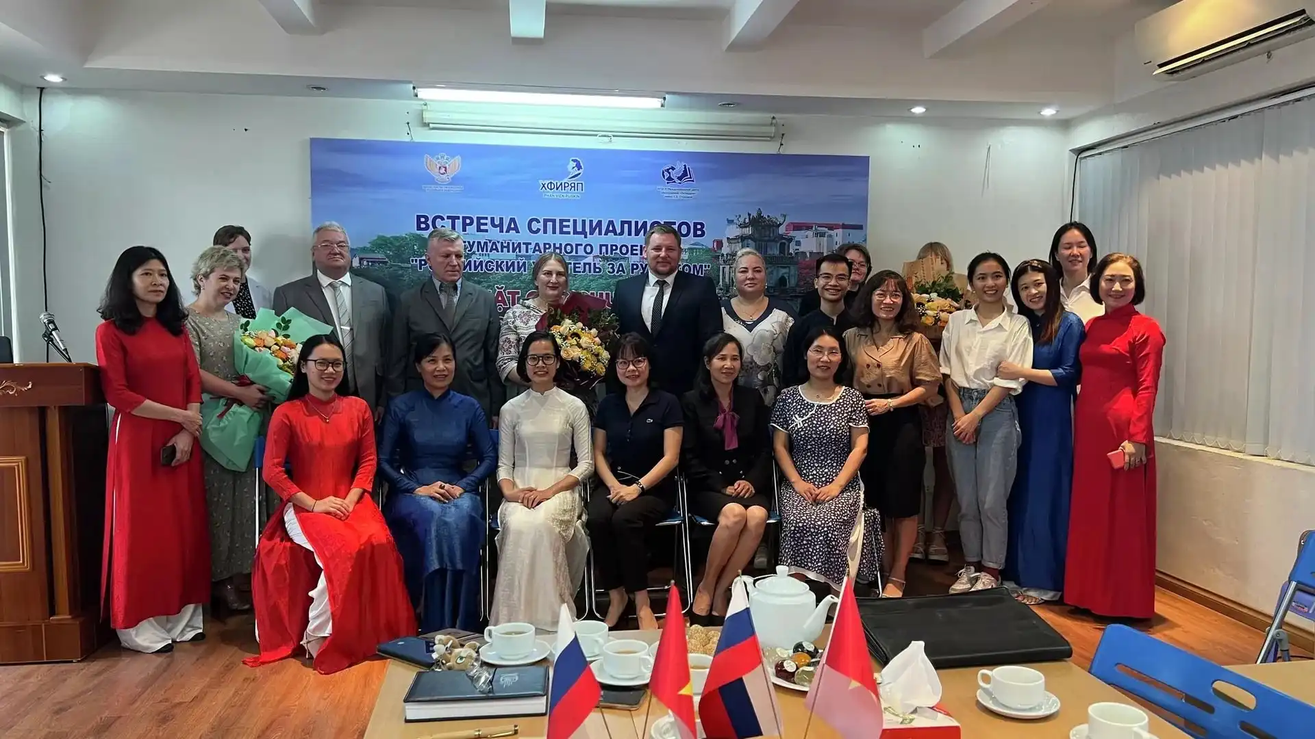 Chuyên gia Nga chính thức tại trường Phổ thông Việt Nam 1 chuyen gia giang day tieng nga chinh thuc tai truong pho thong viet nam