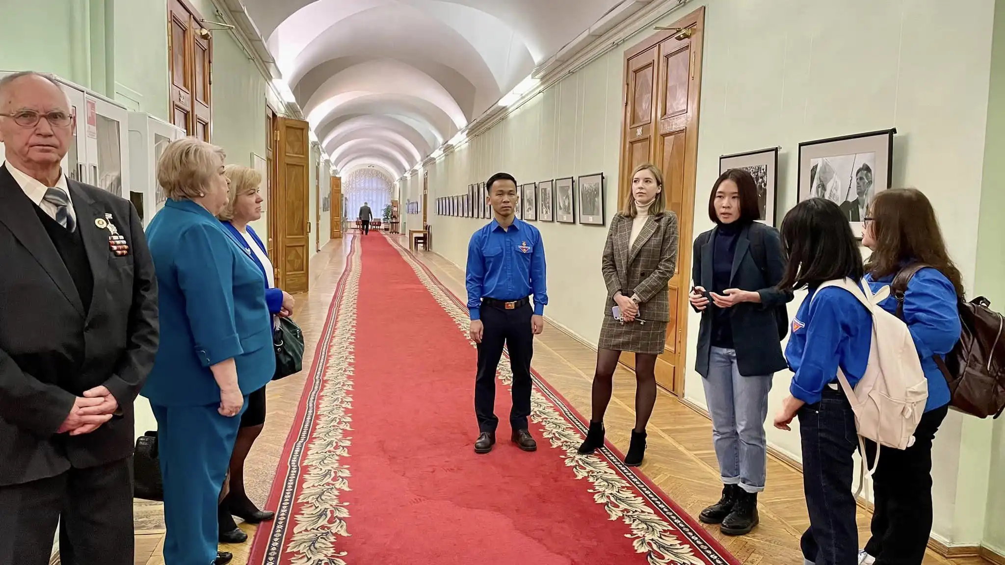 Đoàn viên tại Saint Petersburg thăm phòng làm việc của Lenin 1 doan vien tai saint petersburg tham phong lam viec cua lenin