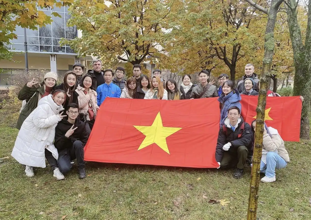 Sinh viên Việt tại Saint Petersburg tham gia Субботник tháng 10/2022 1 sinh vien viet tai saint petersburg tham gia субботник thang 10 2022