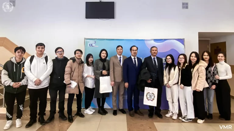 Đại biểu Việt Nam sang thăm sinh viên ĐH Kinh tế Plekhanov 17 dai bieu viet nam sang tham sinh vien dh kinh te plekhanov