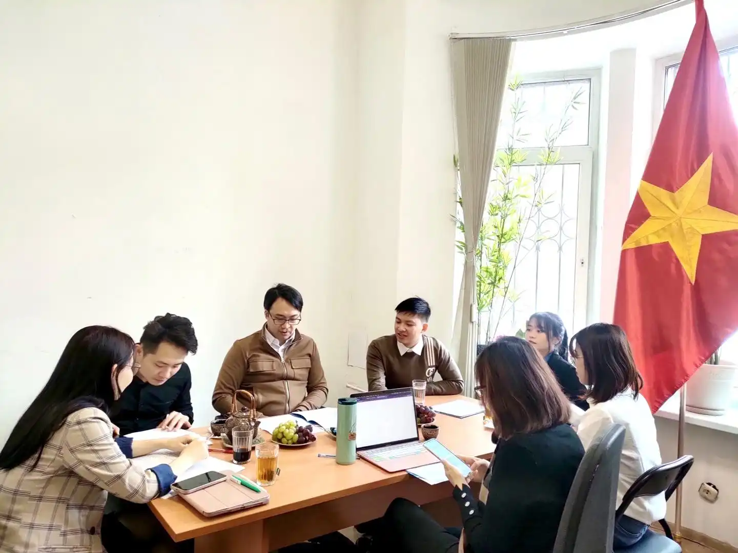 Bộ phận Giáo dục thuộc Đại sứ quán gặp mặt Ban Cán sự Đoàn 1 bo phan giao duc thuoc dai su quan gap mat ban can su doan