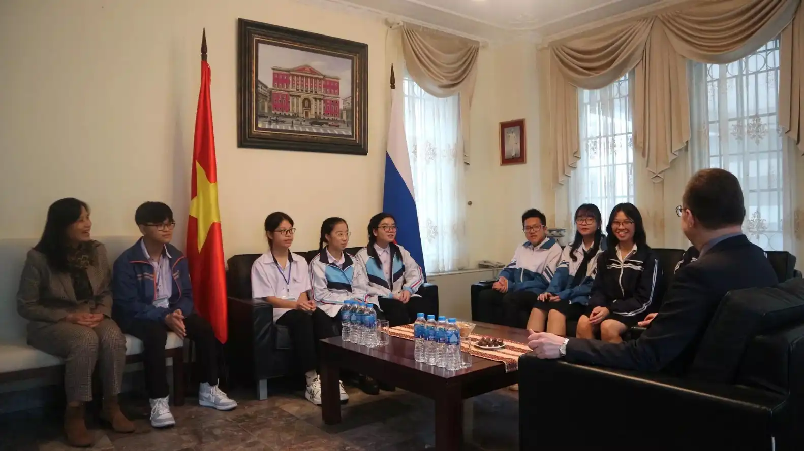Đại sứ Nga tâm sự về món ăn và truyền thống Việt với học sinh 1 dai su nga tam su ve mon an va truyen thong viet voi hoc sinh