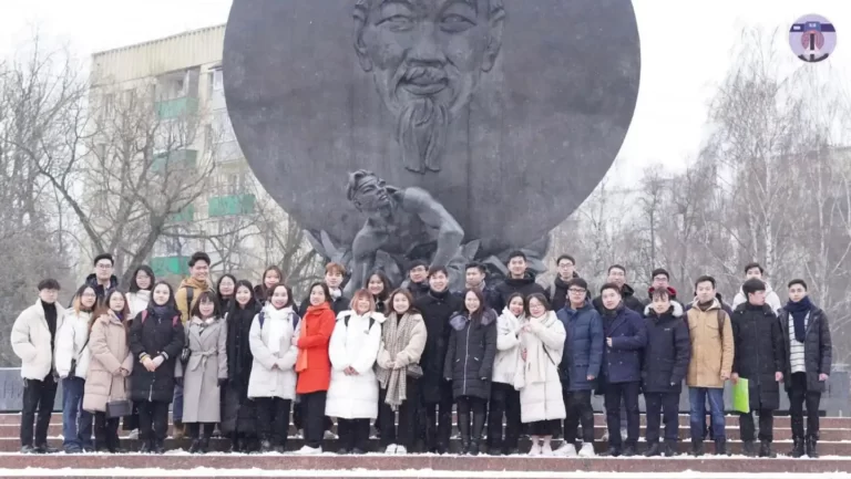 Sinh viên RUDN, Pirogov dâng hoa kỷ niệm 93 năm thành lập Đảng 9 sinh vien rudn va misis dang hoa ky niem 93 nam thanh lap dang Copy