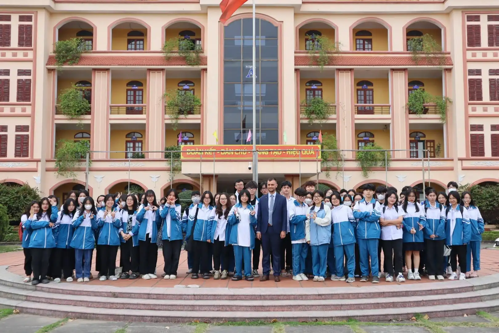 Đại học HSE giao lưu tại THPT chuyên Nguyễn Trãi - Hải Dương 1 dai hoc hse giao luu tai thpt chuyen nguyen trai hai duong