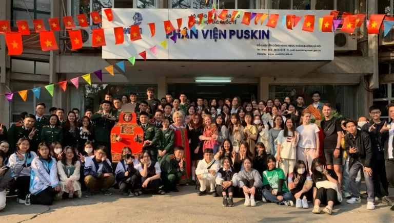 doc dao le hoi tien mua dong 2023 do phan vien pushkin to chuc