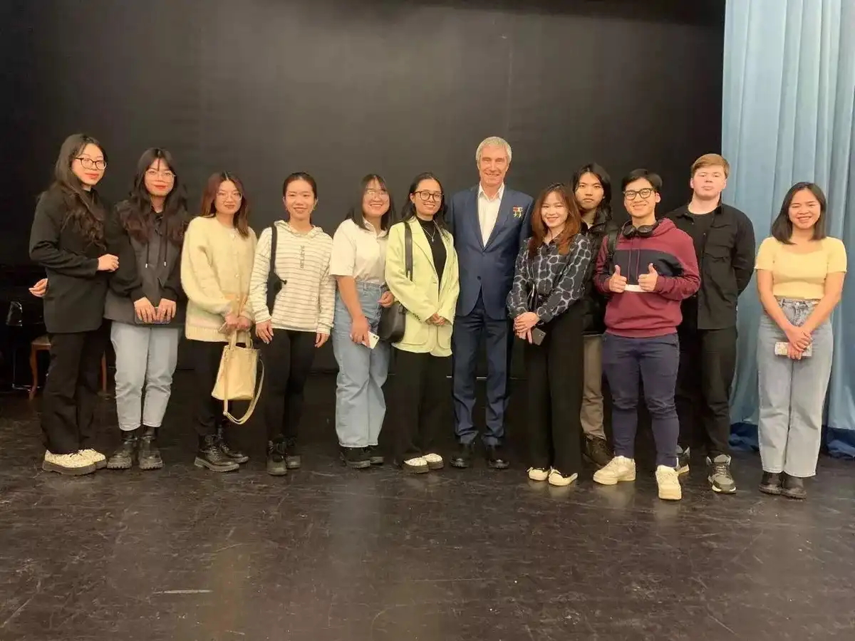 Sinh viên Việt Nam tại Moskva gặp gỡ với anh hùng Liên Xô 1 sinh vien viet nam tai moskva gap go voi anh hung lien