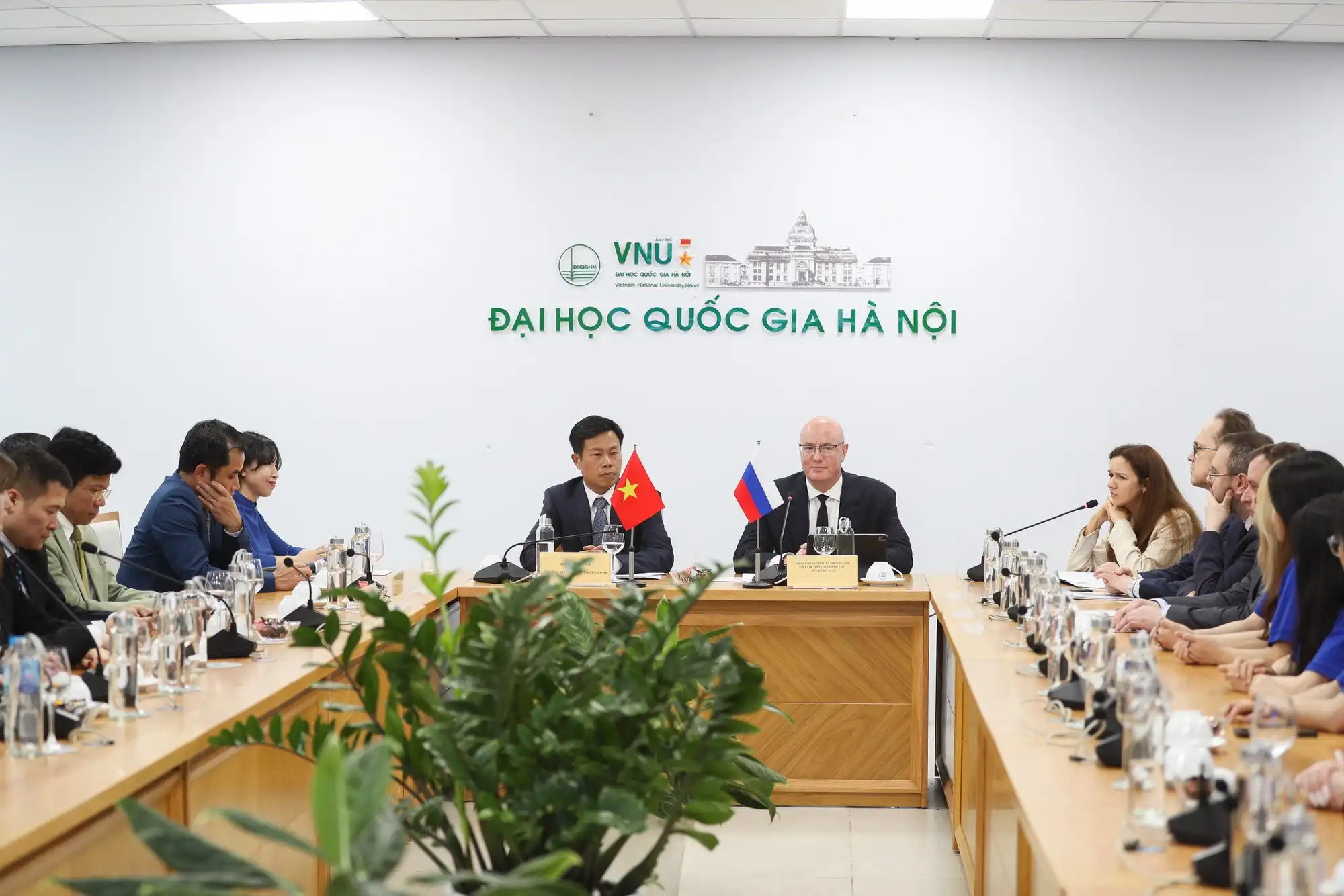 Phó Thủ tướng Liên bang Nga thăm Đại học Quốc gia Hà Nội 1 pho thu tuong lien bang nga tham dai hoc quoc gia ha noi