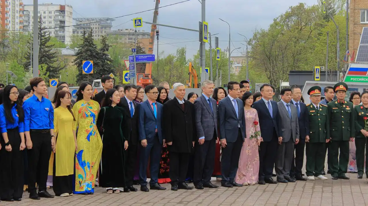 Các tổ chức Đoàn Hội dâng hoa Kỷ niệm 48 năm Giải phóng miền nam 1 cac to chuc doan hoi dang hoa ky niem 48 nam giai phong mien nam