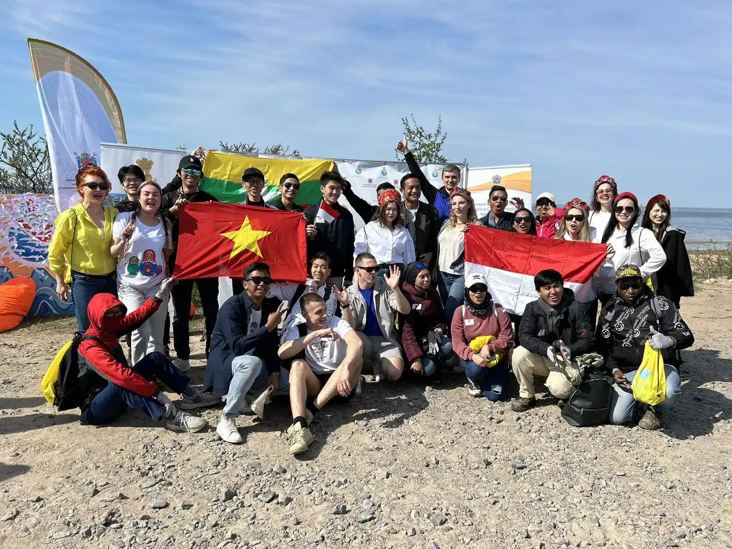 Sinh viên Việt Nam cùng bạn bè quốc tế tham gia hoạt động vì môi trường 1 sinh vien viet nam cung ban be quoc te tham gia hoat dong vi moi truong