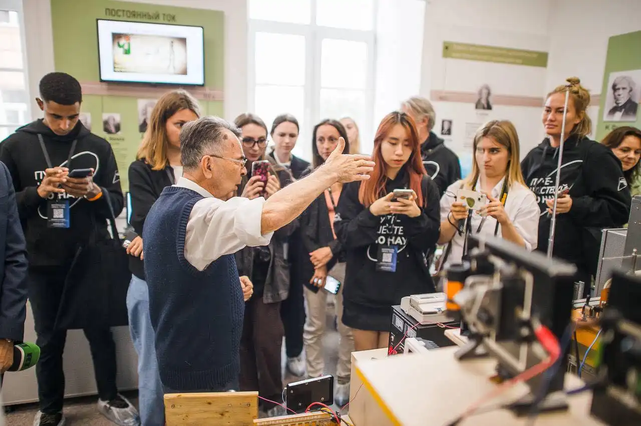 Sinh viên Việt Nam tham dự Press tour "Chuyến du hành khoa học 2023" 1 sinh vien viet nam tham du press tour chuyen du hanh khoa hoc 2023