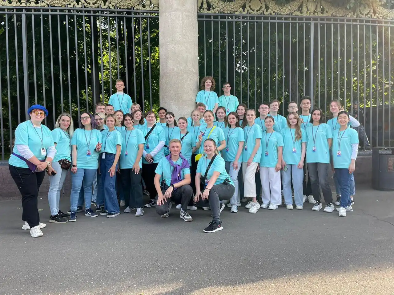 Sinh viên Việt Nam tham gia hỗ trợ Bế giảng phổ thông tại Moskva 2023 1 sinh vien viet nam tham gia ho tro be giang pho thong tai moskva 2023