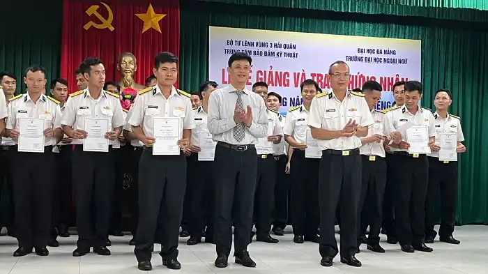 Bế giảng và trao chứng nhận bồi dưỡng năng lực tiếng Nga hè 2023 cho sĩ quan 18 be giang va trao chung nhan boi duong nang luc tieng nga he 2023 cho si quan