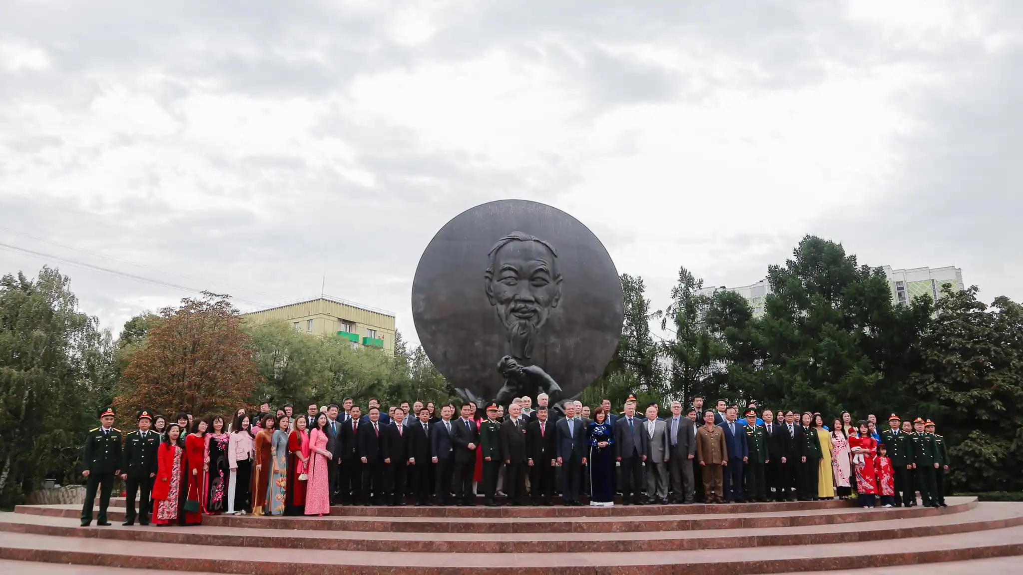 Dâng hoa Kỷ niệm 78 năm Cách mạng tháng 8 và Quốc khánh 2/9 tại Nga 1 dang hoa ky niem 78 nam cach mang thang 8 va quoc khanh 2 9 tai nga