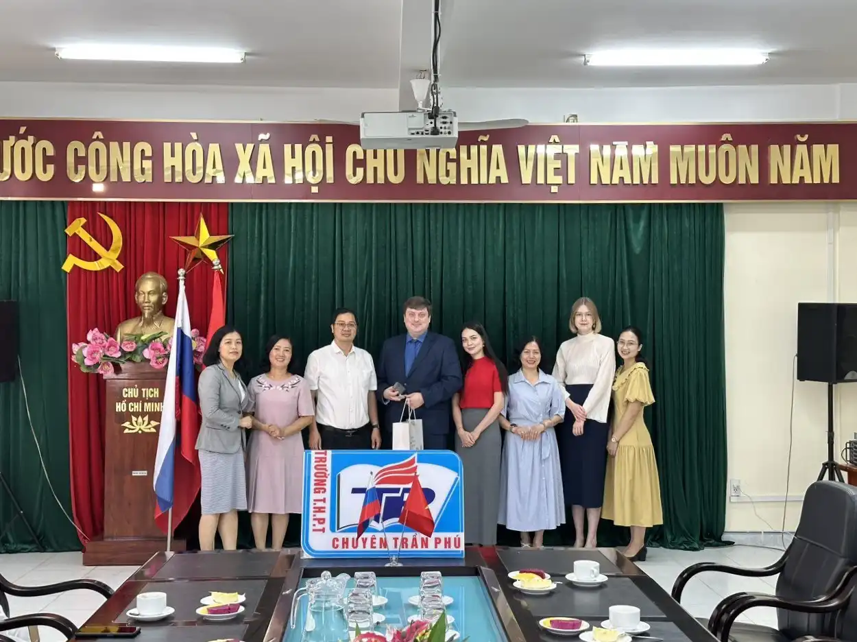 Buổi làm việc tại trường THPT chuyên Trần Phú ở Hải Phòng 1 buoi lam viec tai truong thpt chuyen tran phu o hai phong