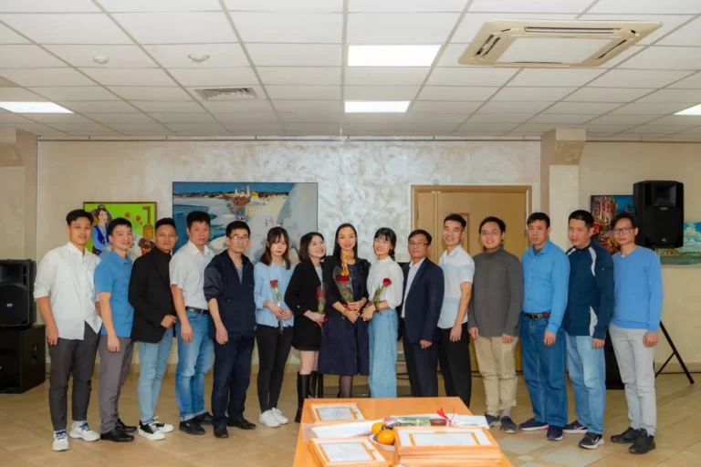 Chi bộ Kazan đại diện trao giấy khen của Đảng ủy Liên bang Nga 2023 13 chi bo kazan dai dien trao giay khen cua dang uy lien bang nga 2023