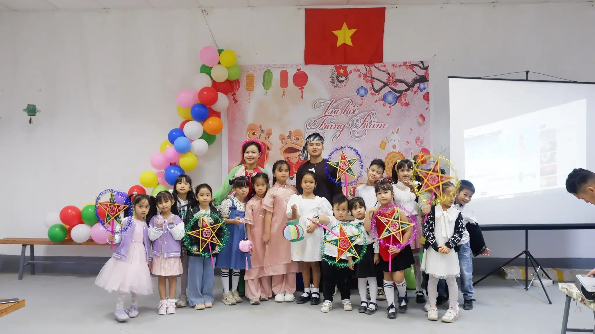 Đoàn cơ sở Thành phố Volgograd tổ chức Trung thu cho thiếu nhi 1 doan co so thanh pho volgograd to chuc trung thu cho thieu nhi