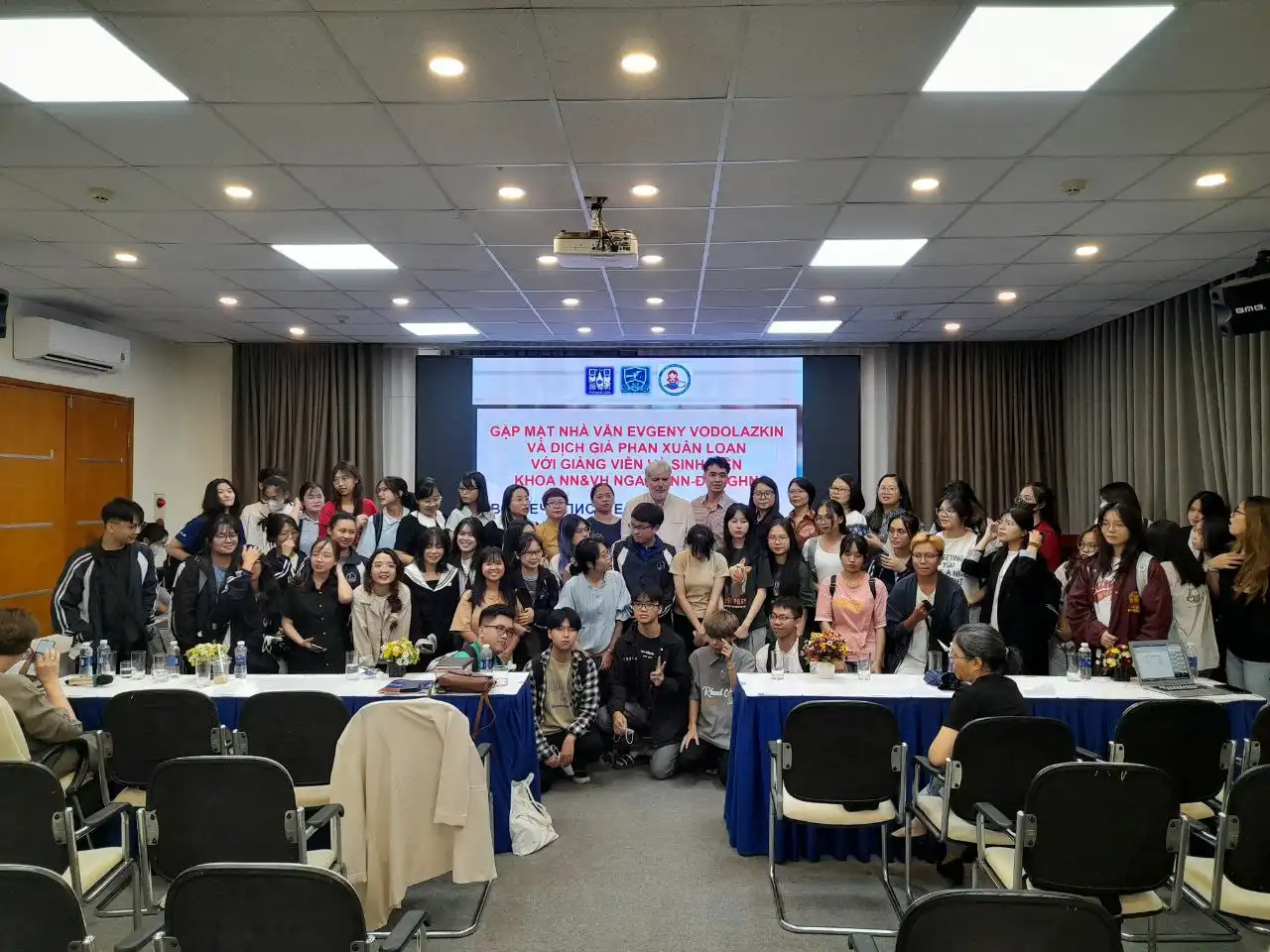 "Đối thoại văn học" giữa sinh viên ULIS và các nhà văn, dịch giả văn học Nga 1 doi thoai van hoc giua sinh vien ulis va cac nha van dich gia van hoc nga