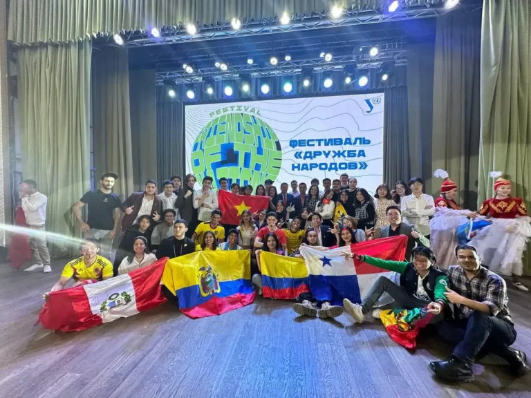 luu hoc sinh ekaterinburg tham du ngay hoi huu nghi cac dan toc