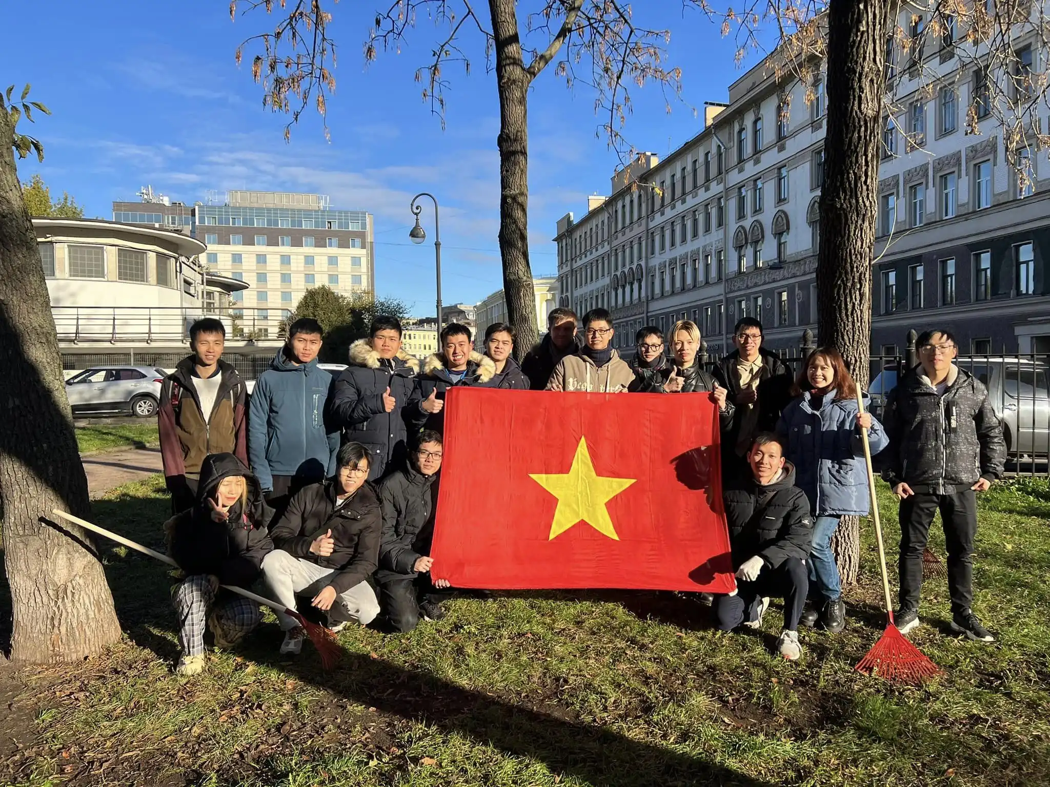 Sinh viên Việt Nam tham gia Ngày Lao động công ích tập thể tại Saint 1 sinh vien viet nam tham gia ngay lao dong cong ich tap the tai saint