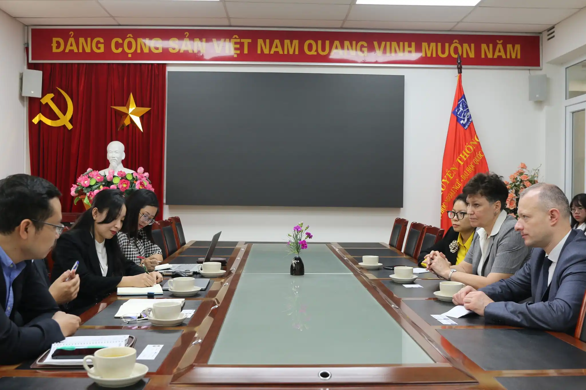 Thảo luận cơ hội hợp tác giữa Đại học ULIS và Đại học Herzen 1 thao luan co hoi hop tac giua dai hoc ulis va dai hoc herzen